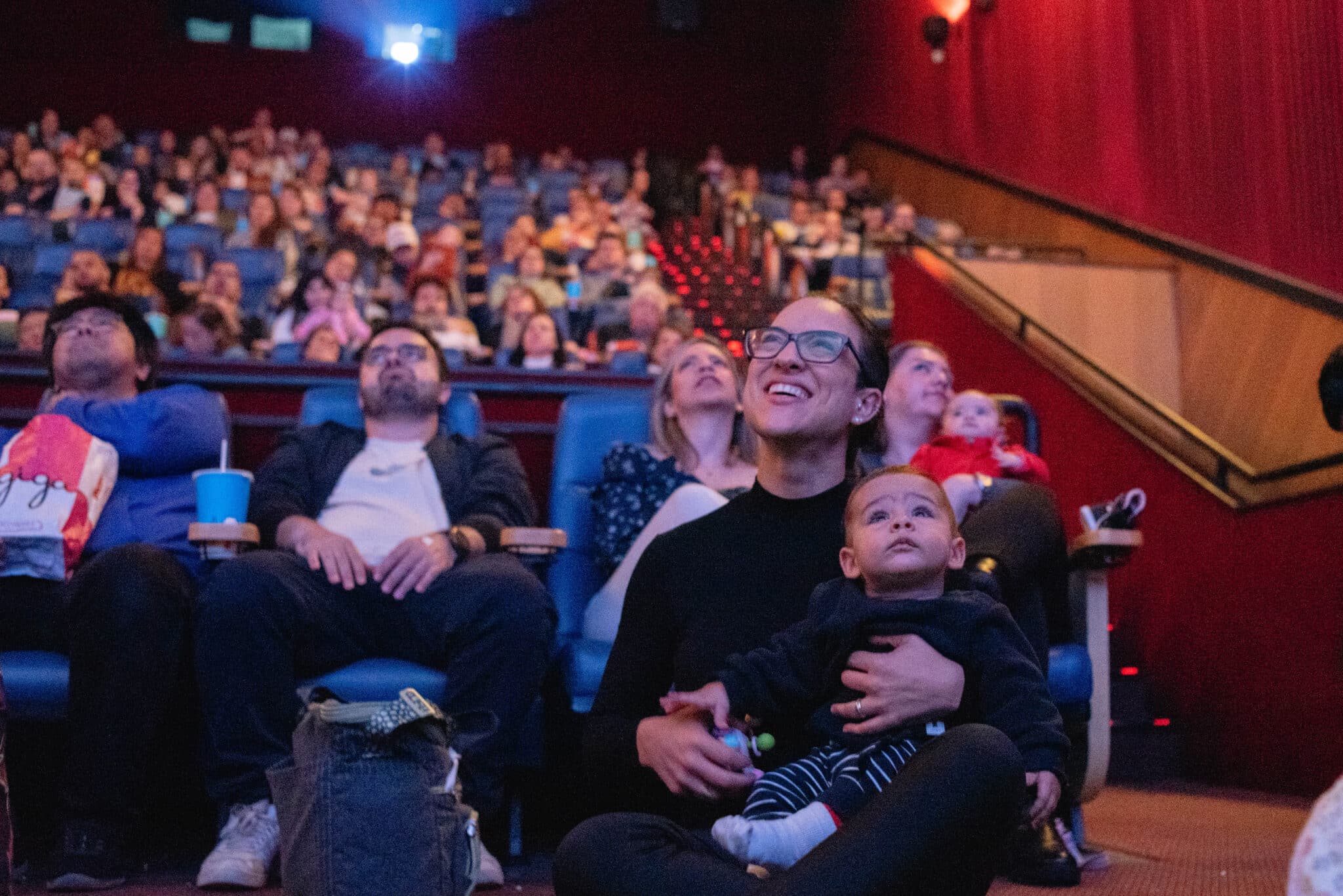 CineMaterna promove sessão inclusiva no Boulevard Shopping Vila Velha, combinando cinema e acolhimento para famílias com bebês. Foto: Divulgação