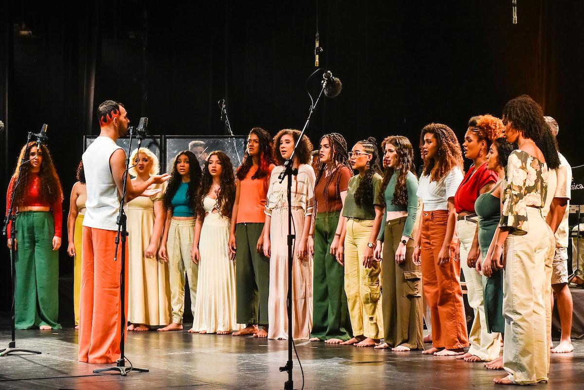 O Coral Jovem Vale Música traz a magia do Clube da Esquina para o palco: uma viagem sonora que une gerações através de canções eternas. Foto Gabriel Lordello