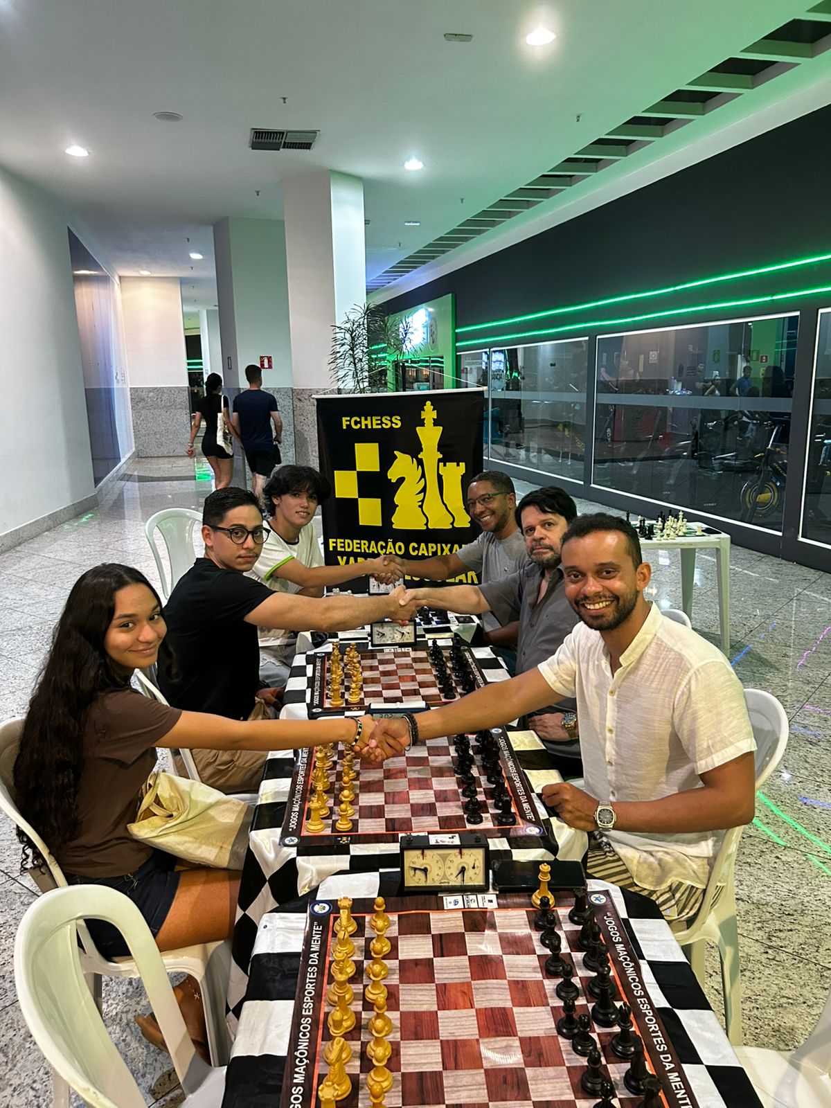 Jogadores de todas as idades se reúnem no encontro de xadrez do Shopping Montserrat para partidas amistosas. Foto: Divulgação