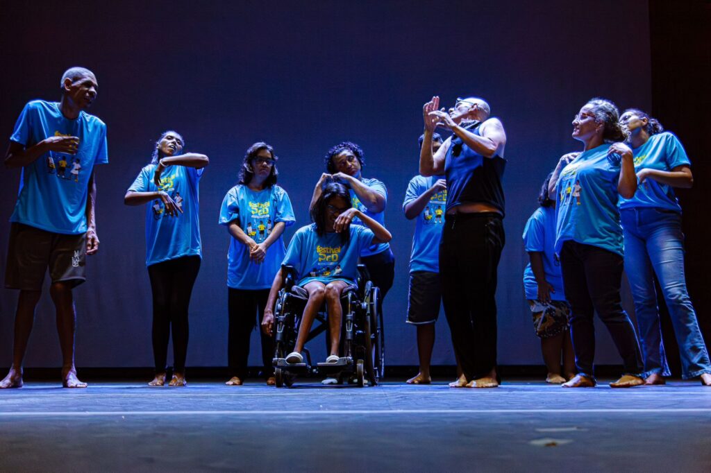 Momentos de expressão e inclusão no palco do Festival PCD - Pinta, Canta e Dança. Arte que celebra a diversidade