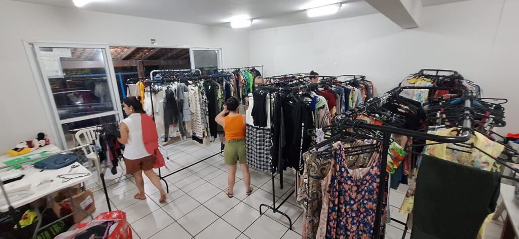 A renda arrecadada no bazar é revertida para o projeto Kombi Fraterna. Foto: Divulgação