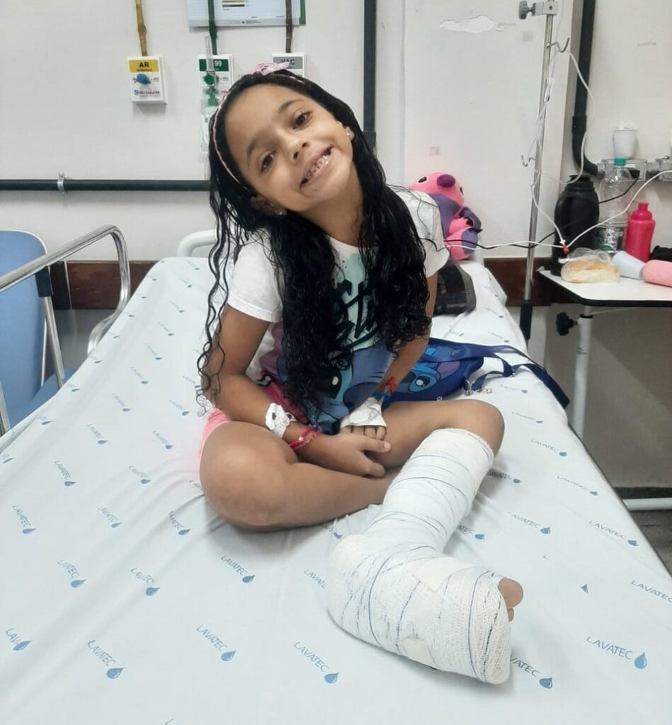 Geovana Victorino Rosa, de 7 anos, no hospital, com o pé enfaixado após acidente em parque de diversão, recebeu atendimento especializado e evitou amputação