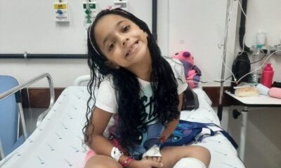 Geovana Victorino Rosa, de 7 anos, no hospital, com o pé enfaixado após acidente em parque de diversão, recebeu atendimento especializado e evitou amputação