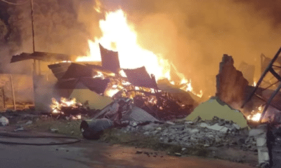 Incêndio destruiu loja e depósito de móveis e eletrodomésticos em Jacaraípe, na Serra