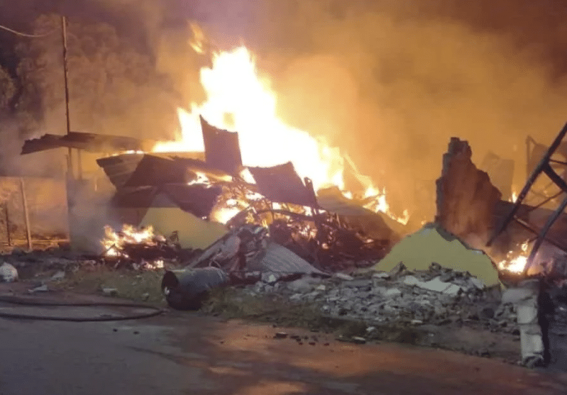 Incêndio destruiu loja e depósito de móveis e eletrodomésticos em Jacaraípe, na Serra