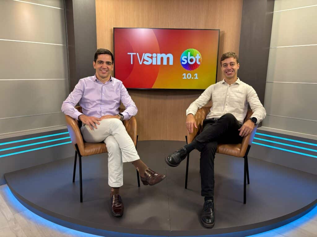 Gabriel Feitosa e Bruno Rigamonti no estúdio da TV Sim/SBT, prontos para levar conteúdo de gestão a um público multiplataforma