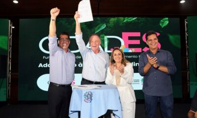 O governador Renato Casagrande, ao lado do vice Ricardo Ferraço, da gestora do Fundo Cidades, Maria Emanuela Pedroso, e do deputado Marcelo Santos, durante o lançamento do Fundo Cidades 2025