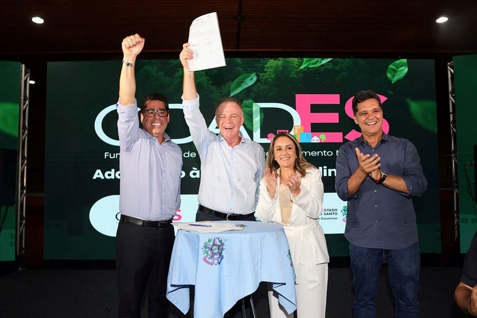 O governador Renato Casagrande, ao lado do vice Ricardo Ferraço, da gestora do Fundo Cidades, Maria Emanuela Pedroso, e do deputado Marcelo Santos, durante o lançamento do Fundo Cidades 2025