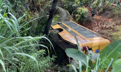 Ônibus escolar tombou em uma estrada no limite entre São Roque do Canaã e Colatina; alunos, motorista e monitora receberam atendimento