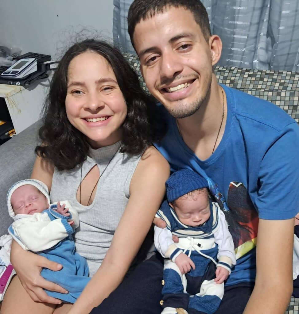 Paulla e Samuel com os filhos, Isaac e Noah, que vieram ao mundo há dois meses e representam a realização de um grande sonho do casal