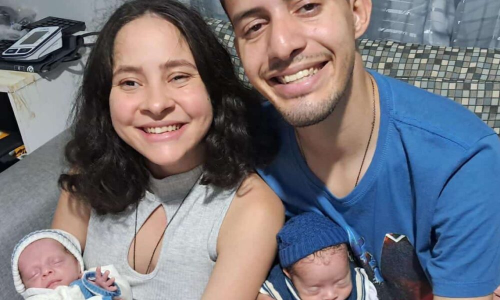 Paulla e Samuel com os filhos, Isaac e Noah, que vieram ao mundo há dois meses e representam a realização de um grande sonho do casal