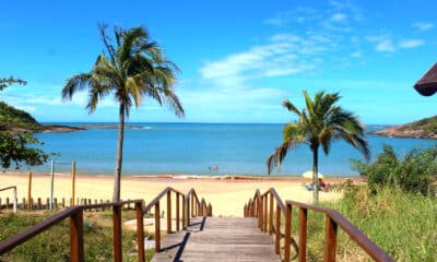 A Praia de Bacutia, eleita uma das mais românticas entre as praias de Guarapari, é perfeita para momentos inesquecíveis. Foto: Arquivo Pessoal