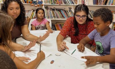 Crianças recebem apoio de voluntários durante as atividades de reforço escolar