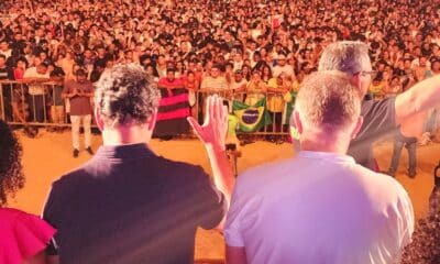 Ricardo Ferraço e Casagrande, de costas, no palco do Jesus Vida Verão, em Vila Velha. Foto: reprodução do Instagram