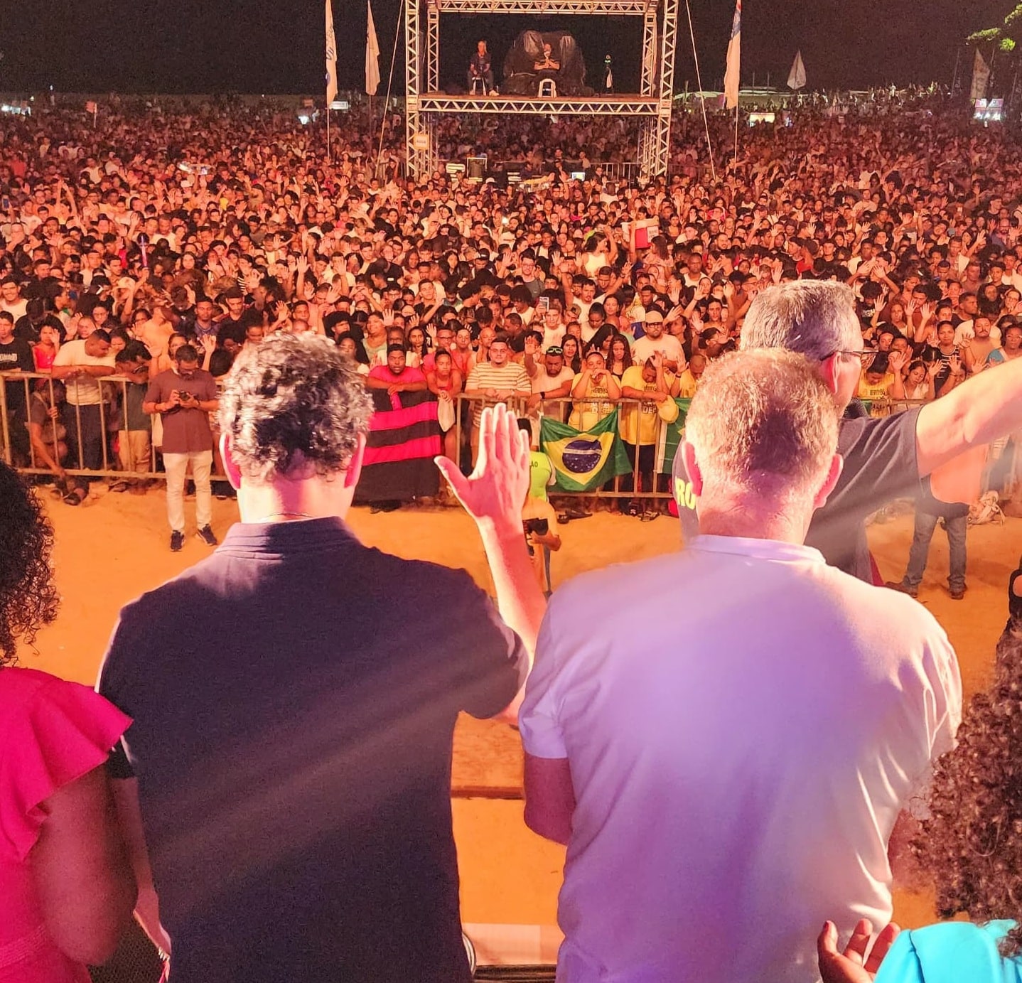 Ricardo Ferraço e Casagrande, de costas, no palco do Jesus Vida Verão, em Vila Velha. Foto: reprodução do Instagram