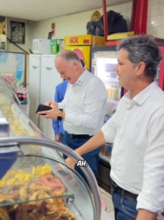 Casagrande apresenta a Ricardo "o caminho da barrinha de cereais". Foto: reprodução Instagram