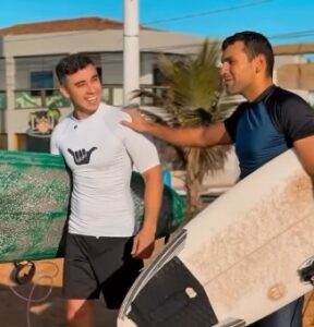 Serginho surfando com Weverson em Jacaraípe. Foto: reprodução Instagram