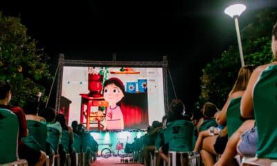 O Festival de Cinema de Vitória Itinerante leva telão, tapete vermelho e emoção à Praia de Guriri com exibições gratuitas de filmes como Tarsilinha. Foto: Divulgação