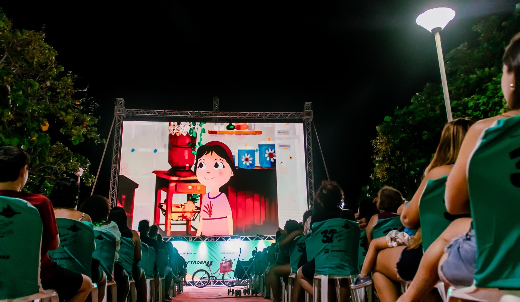 O Festival de Cinema de Vitória Itinerante leva telão, tapete vermelho e emoção à Praia de Guriri com exibições gratuitas de filmes como Tarsilinha. Foto: Divulgação