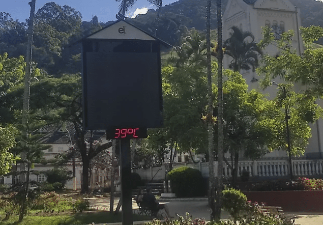 Termômetro na Praça de Campinho marca 39°C em Domingos Martins durante a onda de calor que atinge o Espírito Santo