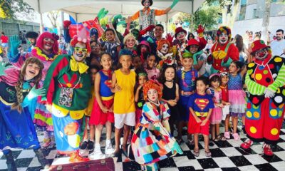 Crianças interagem com palhaços da Trupe Ratimbum durante o Carnaval infantil em Vitória. Foto: Divulgação