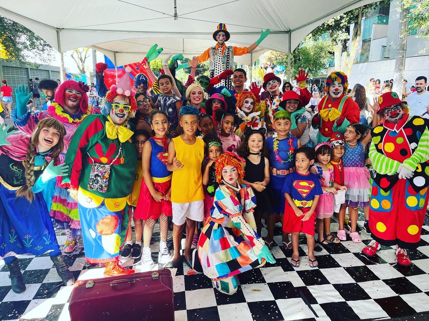 Crianças interagem com palhaços da Trupe Ratimbum durante o Carnaval infantil em Vitória. Foto: Divulgação