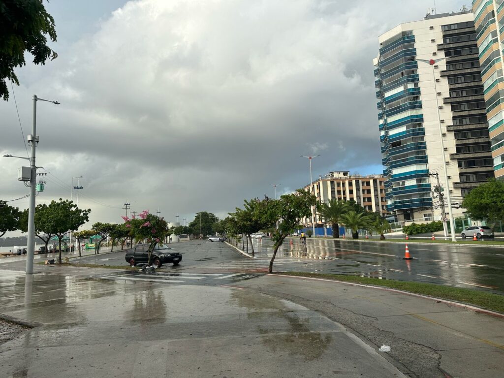 Chuva na Praia de Camburi, em Vitória