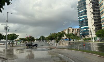 Chuva na Praia de Camburi, em Vitória