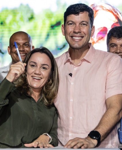 Emanuela Pedroso assina ordem de serviço em Vila Velha no lugar de Casagrande. Foto: reprodução Instagram