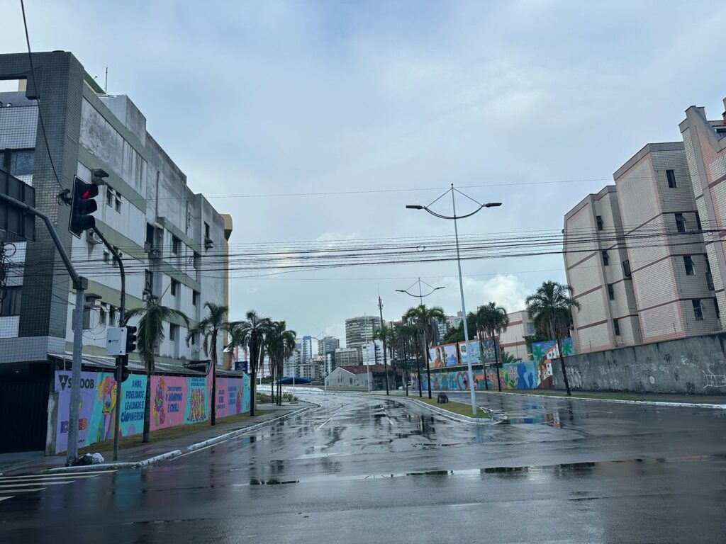 Frente fria provoca chuva em Jardim da Penha, em Vitória - previsão do tempo