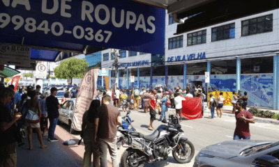 Moradores das comunidades Vila Esperança e Vale da Conquista, no bairro Jabaeté, ocuparam a Prefeitura de Vila Velha