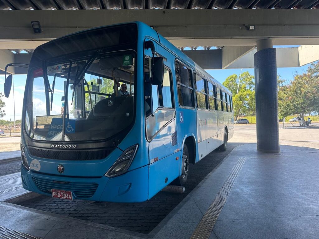 Ônibus do Transcol no Terminal de Jacaraípe