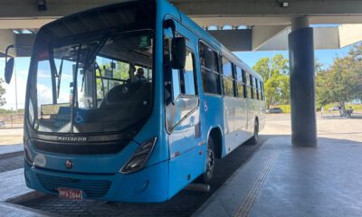 Ônibus do Transcol no Terminal de Jacaraípe