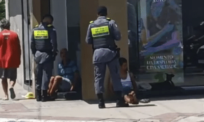 Policiais militares imobilizam suspeitos após perseguição na Glória, em Vila Velha. Ação ocorreu dois dias após crime contra vendedora