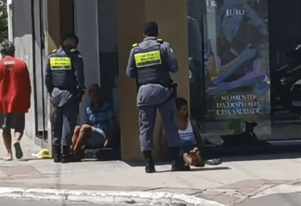 Policiais militares imobilizam suspeitos após perseguição na Glória, em Vila Velha. Ação ocorreu dois dias após crime contra vendedora