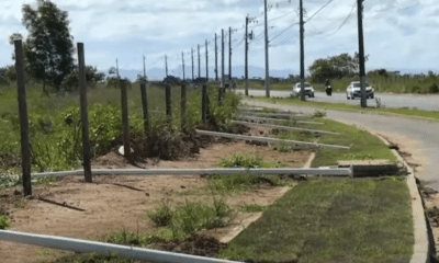 Postes derrubados e fiação furtada na ciclovia entre Serra Dourada e Jacaraípe, prejudicando a iluminação e a segurança dos ciclistas