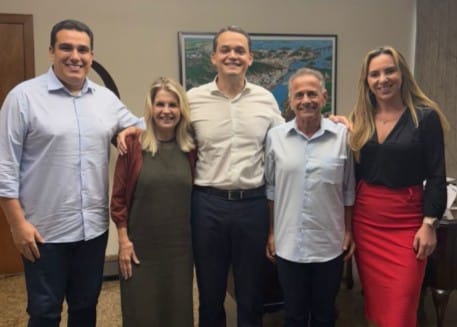 Da esquerda para a direita: Erick Musso, Soraya Manato, Lorenzo Pazolini, Carlos Manato e Cris Samorini. Foto: reprodução Instagram