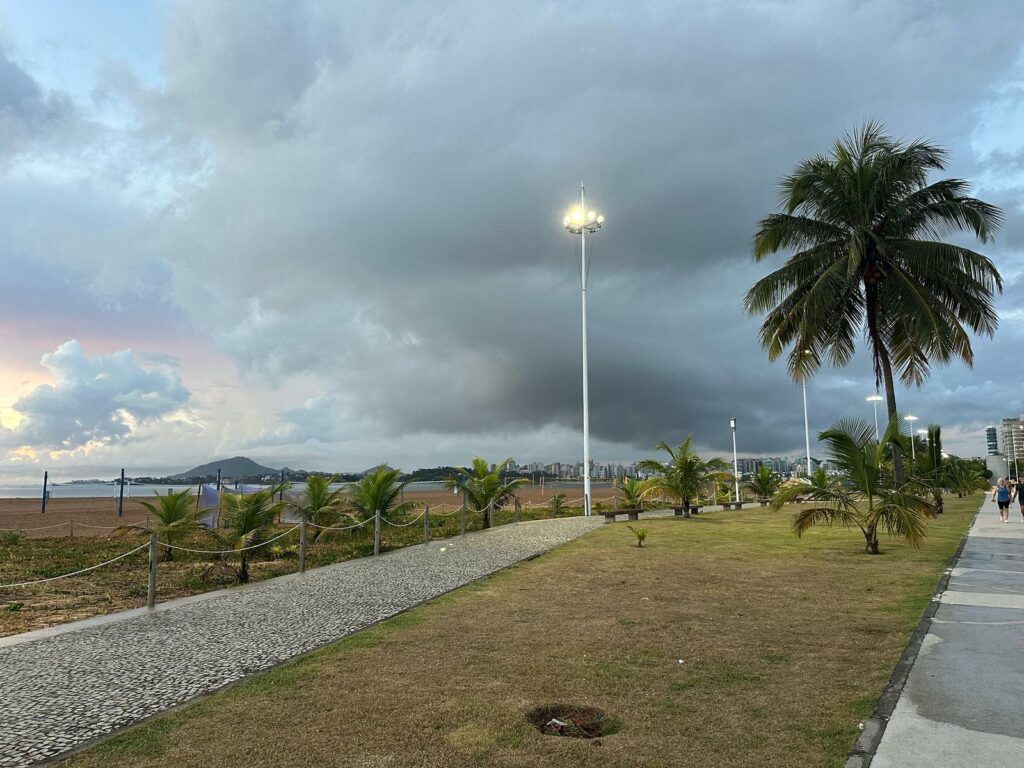 Tempo nublado - chuva - Praia de Camburi, em Vitória - previsão do tempo