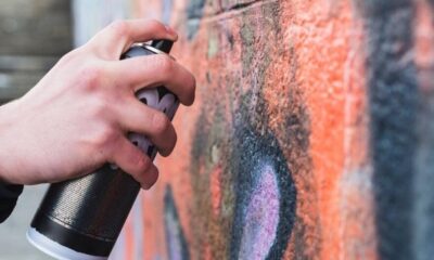 Jovens exploram técnicas de grafite em oficina do CMJ, unindo talentos para criar um mural que reflete a identidade da comunidade. Foto: Divulgação