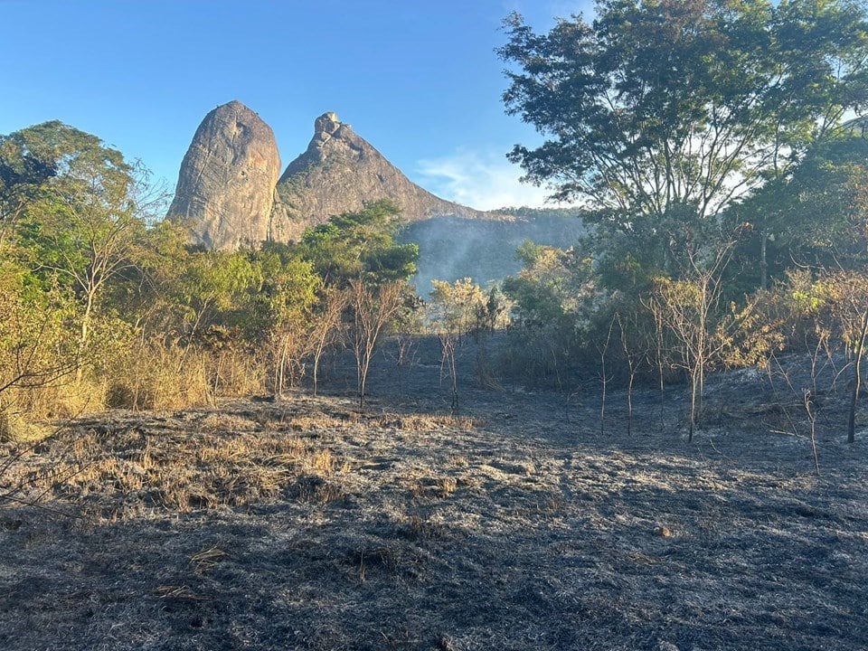 incêndio no Monumento Natural Estadual do Frade e a Freira (Monaff), no Sul do Estado