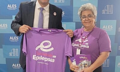 O deputado Bruno Rezende com a embaixadora ABE-ES Jacque Barros em apoio ao Março Roxo. Foto: Divulgação