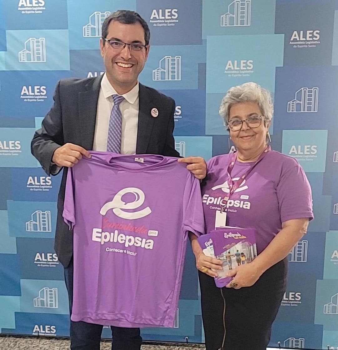 O deputado Bruno Rezende com a embaixadora ABE-ES Jacque Barros em apoio ao Março Roxo. Foto: Divulgação