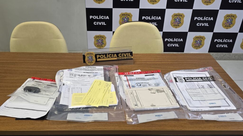 Documentos falsificados apreendidos pela Polícia Civil durante a quinta fase da Operação Falsarius, que investiga fraudes em concursos e na saúde