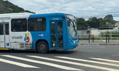 Ônibus do Transcol na avenida Leitão da Silva, em Vitória