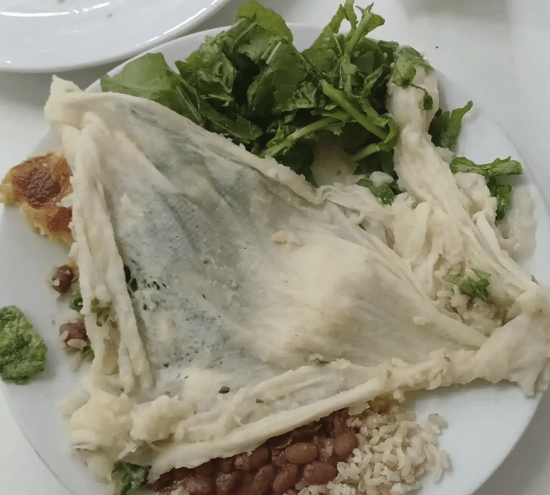 Prato servido no Restaurante Universitário da Ufes, onde estudante encontrou um pano na comida