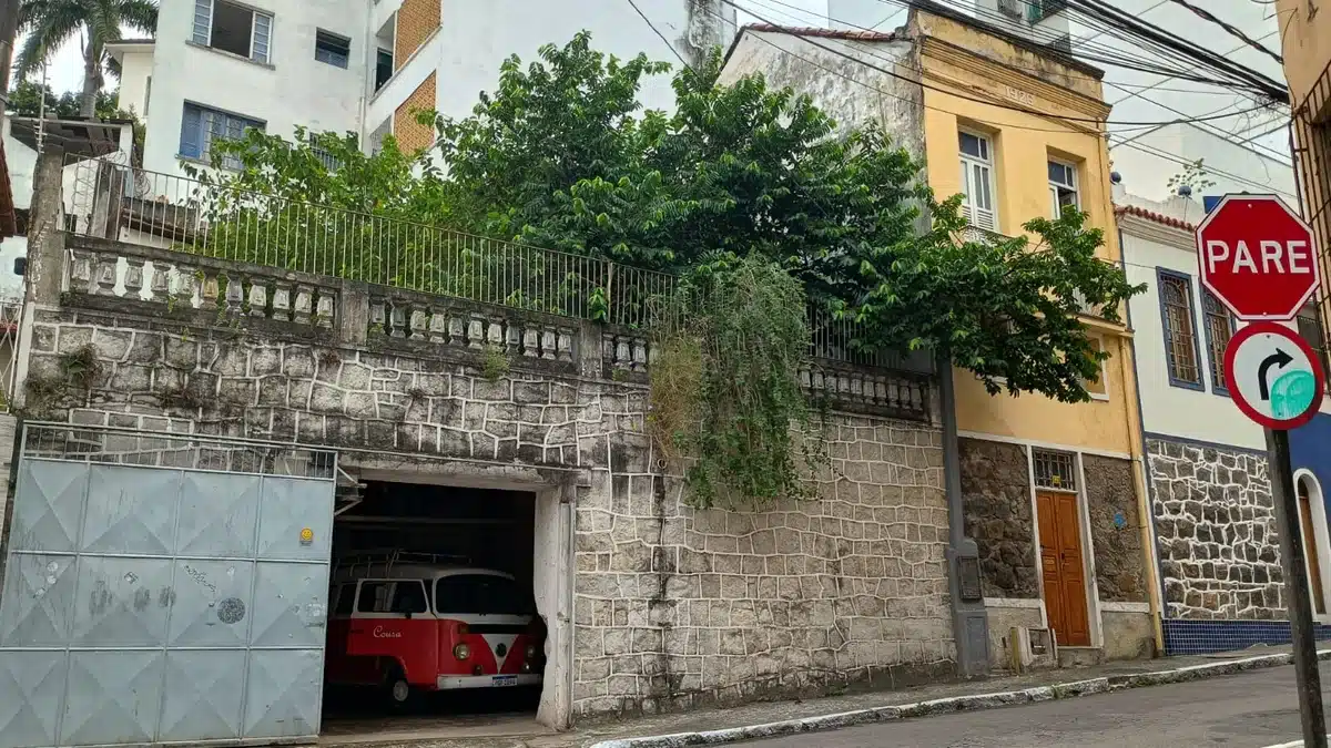 A arquitetura acolhedora da Casa Cousa, no Centro de Vitória, une literatura e cinema em ambientes que celebram arte e diálogo cultura. Foto: Fernand Vecci