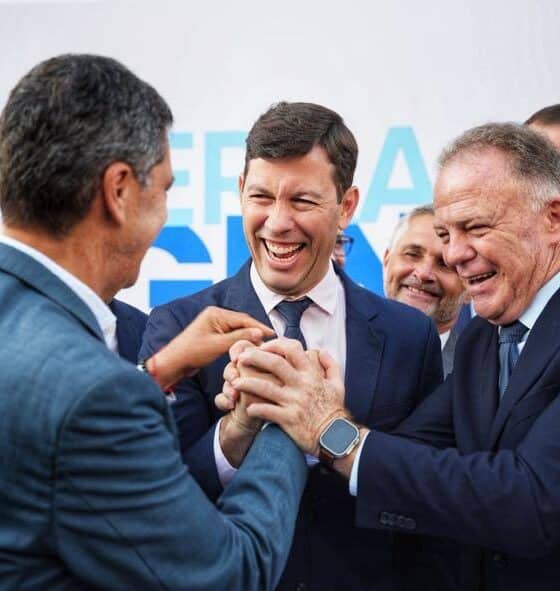 Ricardo Ferraço (de costas), Arnaldinho Borgo e Renato Casagrande apertam-se as mãos. Foto: Adessandro Reis