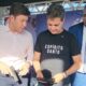 Arnaldinho e Ricardo Ferraço manuseiam pistolas compradas pelo Governo do Estado para a Guarda Municipal de Vila Velha (25/04/2025). Foto: Léo Júnior/Vice-Governadoria
