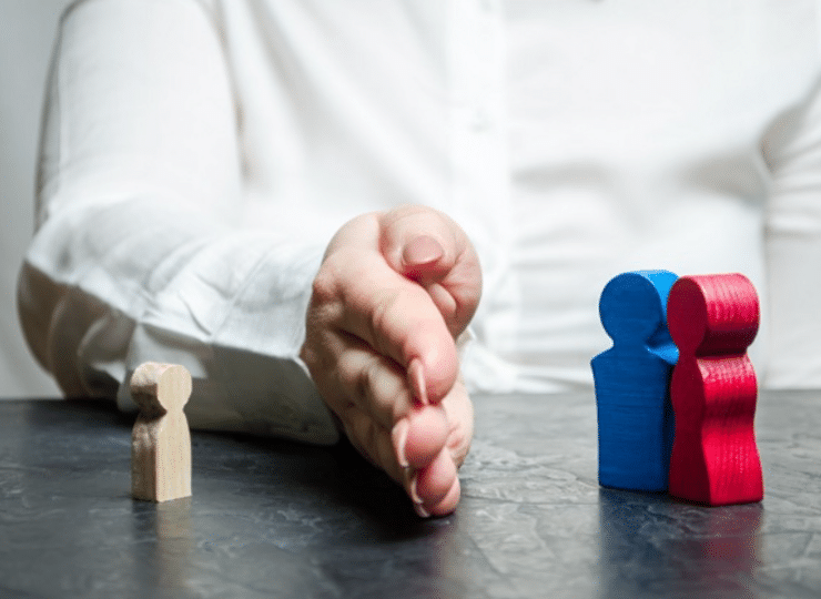 Distanciamento familiar voluntário entre os jovens, impulsionado por busca de autonomia e relações tóxicas, demanda políticas públicas para mitigar isolamento social. Foto: Freepik