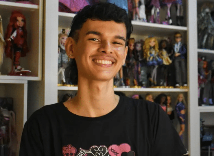 Luiz Fellipe é colecionador e restaurador de bonecas, produz vídeos para o TikTok, Instagram e YouTube, e acumula mais de 3 milhões de seguidores. Foto: Reprodução/Internet